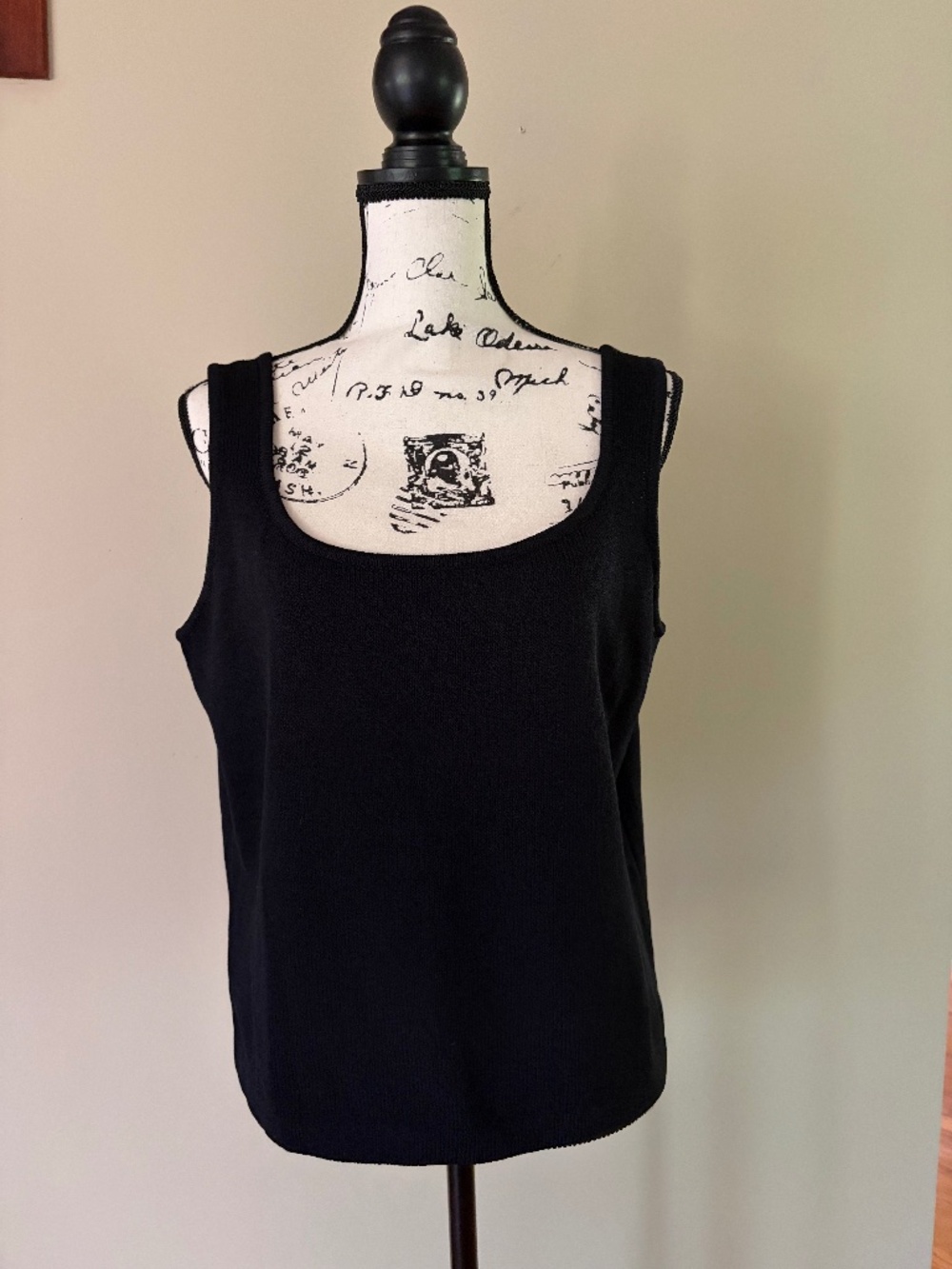 ST JOHN SLEEVELESS KNIT TOP BLACK, SIZE LARGE